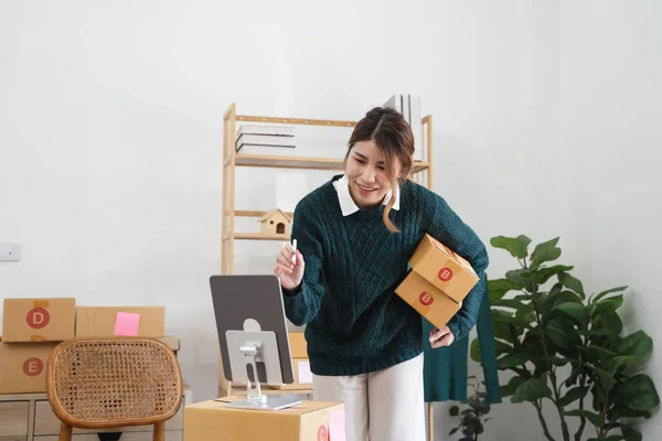 Mulher Asiática Freelancer Sme Business Compras Online Trabalhando Com Caixa — Fotografia de Stock