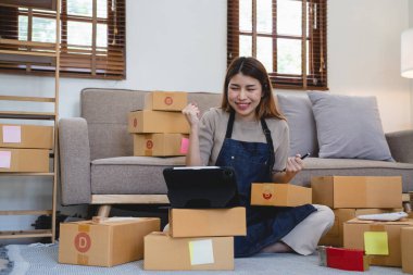 Mutlu başarılı KOBİ girişimcisi silahlı, İçişleri Bakanlığı, İnternet üzerinden iş ve dağıtım, çevrimiçi satış, başlangıç küçük işletme konsepti