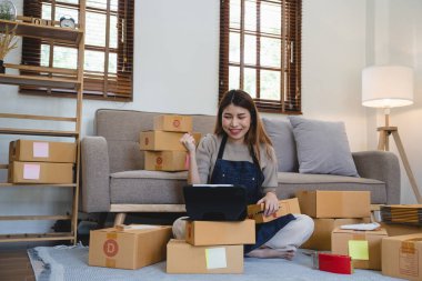 Mutlu başarılı KOBİ girişimcisi silahlı, İçişleri Bakanlığı, İnternet üzerinden iş ve dağıtım, çevrimiçi satış, başlangıç küçük işletme konsepti