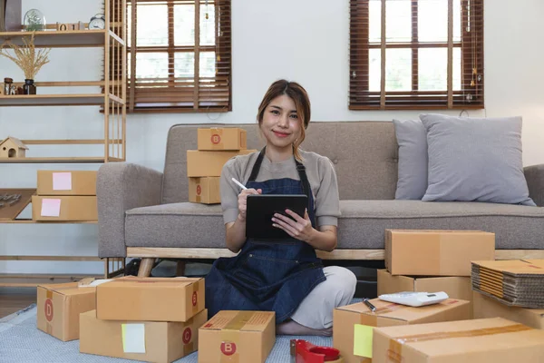 Femme Asiatique Freelance Sme Entreprise Achats Ligne Travaillant Avec Boîte — Photo