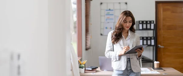 Mujer Contable Usando Calculadora Tableta Digital Concepto Oficina Finanzas Contabilidad — Foto de Stock