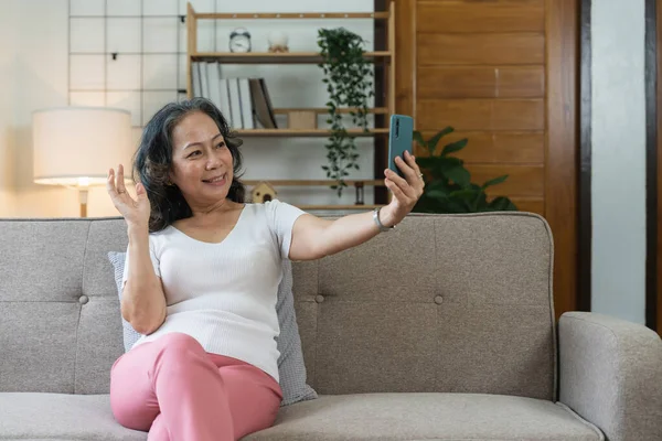 Asiatische Ältere Frau Macht Selfie Mit Dem Handy Während Sie — Stockfoto