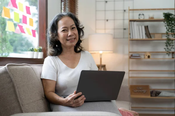 Portret Van Een Gelukkige Oudere Aziatische Vrouw Die Thuis Naar — Stockfoto