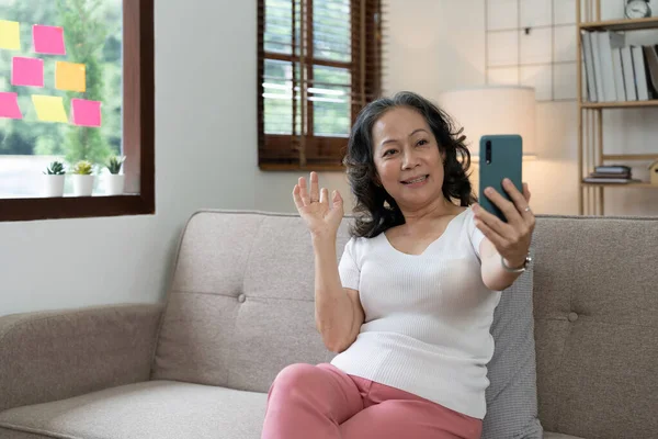 Aziatische Oudere Vrouw Het Nemen Van Selfie Mobiele Telefoon Terwijl — Stockfoto
