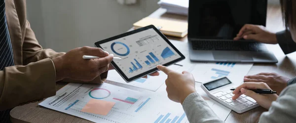 Business Team Brainstorming Data Target Financial Digital Tablet Και Γραφειοκρατία — Φωτογραφία Αρχείου