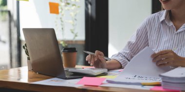 Muhasebe konsepti. İş kadını ofisinde para destesiyle hesap makinesi kullanıyor..