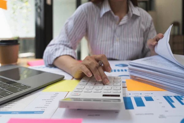 Koncepcja Rachunkowości Businesswoman Pracuje Przy Użyciu Kalkulatora Stosem Pieniędzy Biurze — Zdjęcie stockowe