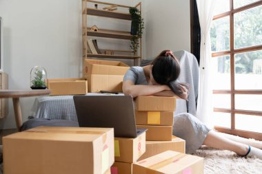 Genç girişimci kadın kargo kutusunu paketliyor teslimat paketini hazırlıyor, Çevrimiçi iş, dış ticaret ve teslimat kavramı. stres baş ağrısı.