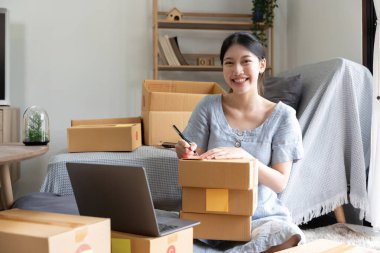 Genç girişim küçük girişimci kadın paket paketleme posta kutusu teslimat paketi, çevrimiçi iş, dış ticaret ve teslim kavramı.