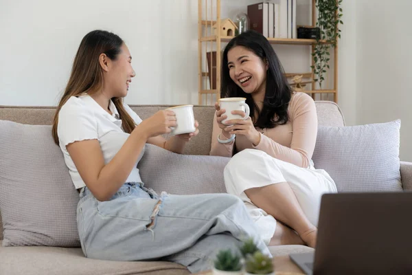 Mutlu Asyalı Genç Bayan Lgbt Lezbiyen Mutlu Çift Evdeki Oturma — Stok fotoğraf