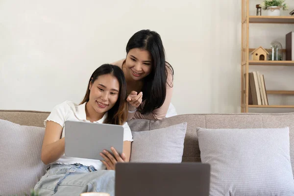 Duas Jovens Meninas Asiáticas Estão Sentadas Sofá Usando Tablet Digital — Fotografia de Stock