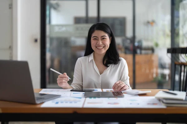 Πορτρέτο Της Ελκυστική Ασιατική Επιχειρηματίας Που Εργάζονται Φορητό Υπολογιστή Για — Φωτογραφία Αρχείου