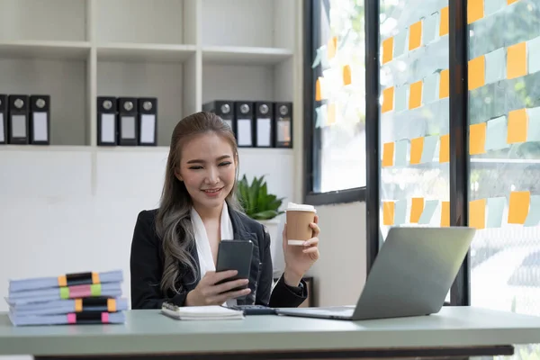 Beautiful Young Business Woman Using Phone Office — 图库照片