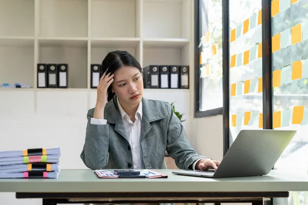 Geschäftsfrau Bekommt Stress Und Kopfschmerzen Wenn Sie Ein Problem Bei — Stockfoto