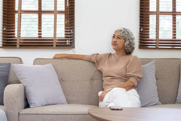Asiática Edad Avanzada Mujer Hogar Ancianos Sala Estar Sintiéndose Triste —  Fotos de Stock