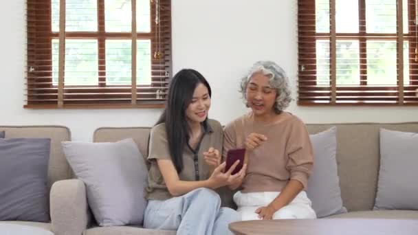 Azjatka Pomaga Starszej Kobiecie Telefonem Komórkowym Wysokiej Jakości Materiał — Wideo stockowe