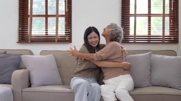 Chica Asiática Abrazando Madre Con Amor Sentarse Acogedor Sofá Sofá — Vídeos de Stock