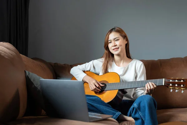 Gitar Çalan Beste Yapan Mutlu Güzel Bir Kadının Görüntüsü — Stok fotoğraf