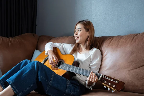 Imagen Hermosa Mujer Feliz Tocando Guitarra Componiendo Canción — Foto de Stock