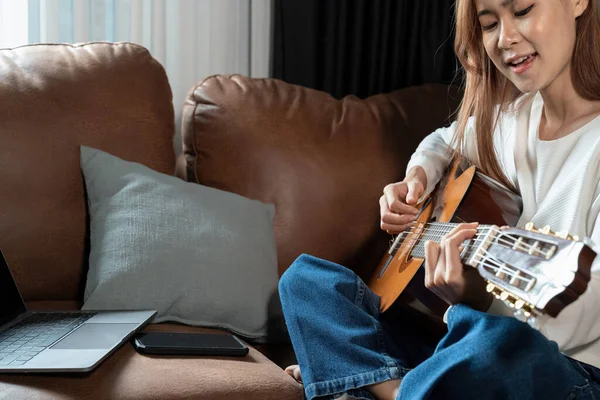Gitar Çalan Beste Yapan Mutlu Güzel Bir Kadının Görüntüsü — Stok fotoğraf