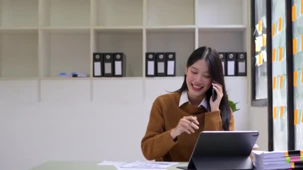 Joven Mujer Negocios Asiática Ocupada Trabajando Ordenador Portátil Hablando Por — Vídeos de Stock