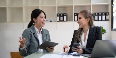 İş adamları iş stratejileri planlamak için veri analizi rakamları için toplanıyorlar. İş tartışması kavramı.