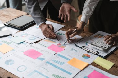 Toplantı odasındaki mali raporun incelenmesi ve tartışılması için bir iş toplantısı başlatın. Yatırım Danışmanı, Mali Danışman ve Muhasebe Konsepti.