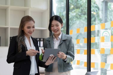 İş adamları iş stratejileri planlamak için veri analizi rakamları için toplanıyorlar. İş tartışması kavramı.