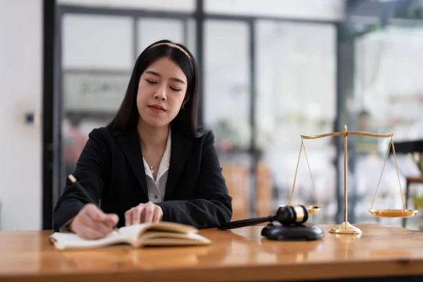 Portret Vertrouwen Aziatische Advocaat Neemt Nota Zittend Aan Het Werk — Stockfoto