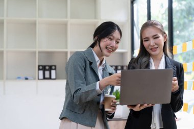 Toplantı odasındaki mali raporun analizi ve tartışılması için Asya iş toplantısı. Yatırım Danışmanı, Mali Danışman ve Muhasebe Konsepti.
