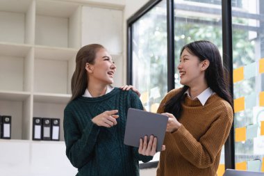 Çeşitli iş arkadaşları yönetim kurulunda birlikte çalışıyor, beyin fırtınası yapıyor, tartışıyor, analiz ediyor ve iş stratejisini planlıyorlar.