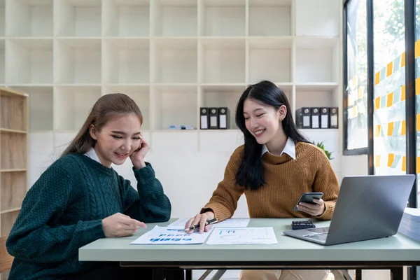 Two Beautiful Female Colleagues Interacting While Working Office — Stock Photo, Image