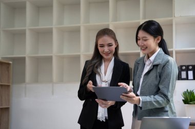 Çeşitli iş arkadaşları yönetim kurulunda birlikte çalışıyor, beyin fırtınası yapıyor, tartışıyor, analiz ediyor ve iş stratejisini planlıyorlar.