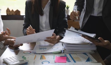 Çeşitli iş arkadaşları yönetim kurulunda birlikte çalışıyor, beyin fırtınası yapıyor, tartışıyor, analiz ediyor ve iş stratejisini planlıyorlar.