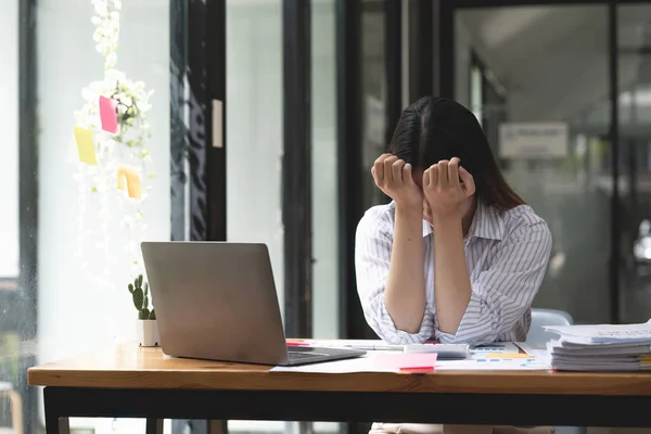Азиатские Женщины Напряжены Время Работы Ноутбуке Усталая Азиатская Бизнесвумен Головной — стоковое фото