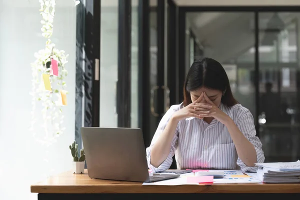 Asiatische Frauen Sind Gestresst Während Sie Laptop Arbeiten Müde Asiatische — Stockfoto