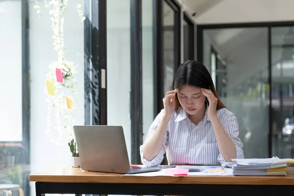 Müde Asiatische Geschäftsfrau Mit Kopfschmerzen Büro Krank Bei Der Arbeit — Stockfoto