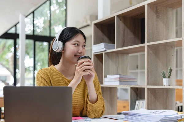 Happy Young Asian Girl Wireless Headphones Looking Laptop Screen Reading — Stockfoto