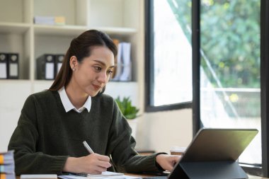 Kadın not defterine not alan, iç mekanda çalışan ya da öğrenen kadın eğitim kursu, seminer, eğitim, çevrimiçi eğitim konsepti