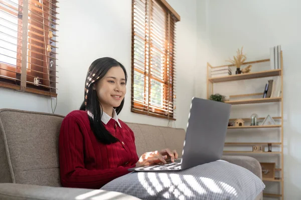 Junge Asiatische Frau Mit Laptop Computer Und Blick Auf Den — Stockfoto