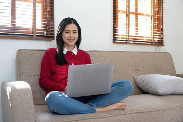Jovem Asiática Feminina Usando Computador Portátil Olhando Para Tela Sala — Fotografia de Stock