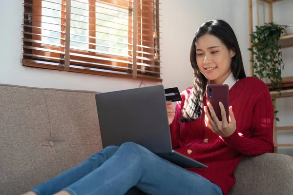 Schöne Junge Frau Mit Kreditkarte Während Sie Laptop Und Handy — Stockfoto