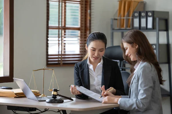 Vrouwelijke Advocaat Bespreken Een Juridisch Document Uit Leggen Voorwaarden Van — Stockfoto