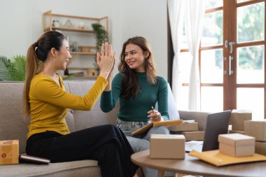 Başarılı iki kadın iş hayatına çevrimiçi pazarlama, Girişimci kargo için kutu paketleme, KOBİ satıcıları ve serbest satış konsepti.