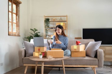 İş Kuruluşu KOBİ kavramı. Genç girişimci. Evde çalışan küçük işletme sahibi. Dizüstü bilgisayarla canlı yayın yapıyor.