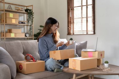 İş Kuruluşu KOBİ kavramı. Genç girişimci. Evde çalışan küçük işletme sahibi. Dizüstü bilgisayarla canlı yayın yapıyor.