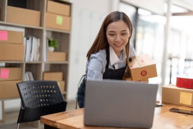 Portre Asyalı girişimci KOBİ işinde başarılı oldu. Çevrimiçi pazarlama teslimatı, girişim KOBİ girişimcisi veya serbest kadın konsepti. Küçük işletme sahibi.