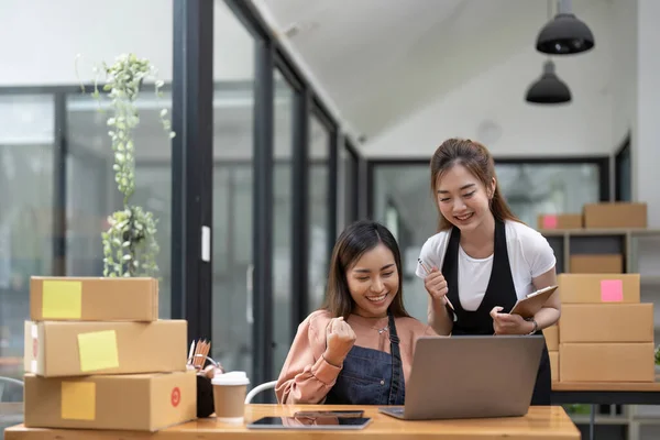 Щасливі Дві Азійські Жінки Підприємець Посмішка Успіхи Продажах Після Перевірки — стокове фото