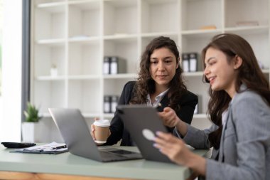 Toplantı odasındaki mali raporun incelenmesi ve tartışılması için iş danışmanlığı toplantısı. Yatırım Danışmanı, Mali Danışman ve Muhasebe Konsepti.