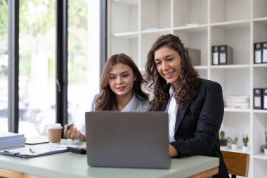 Toplantı odasındaki mali raporun incelenmesi ve tartışılması için iş danışmanlığı toplantısı. Yatırım Danışmanı, Mali Danışman ve Muhasebe Konsepti.